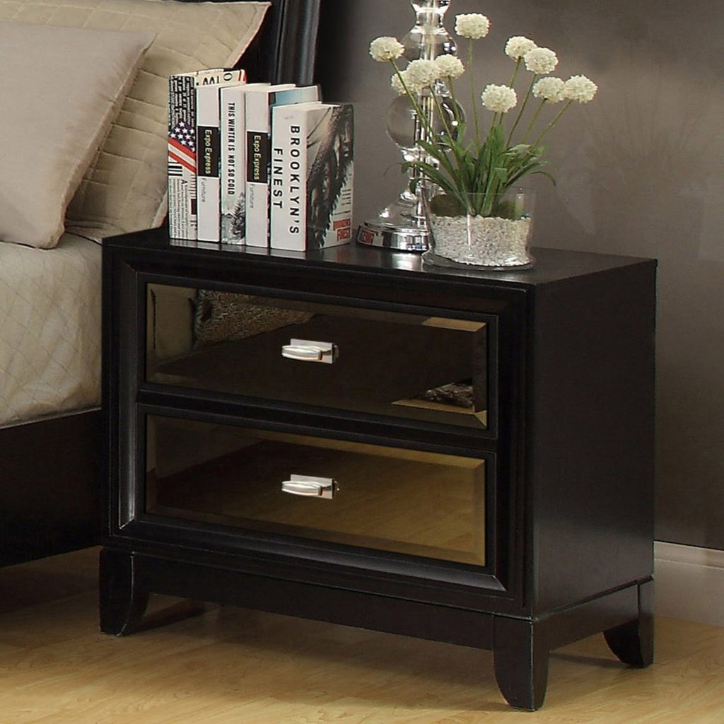 Create an airy feel with the help of mirrored pieces.