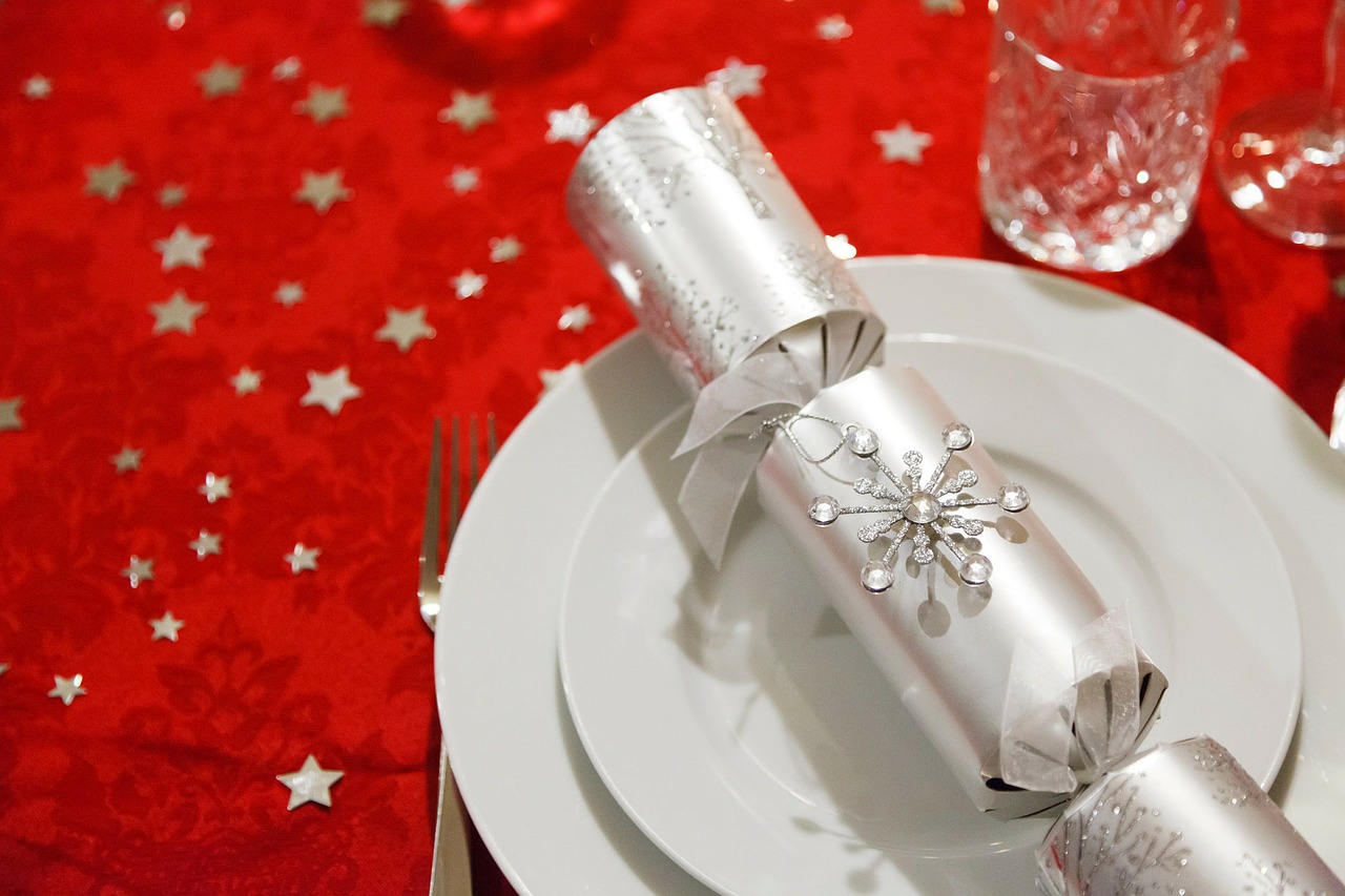 3 Festive Table Settings That Will Impress Your Guests
